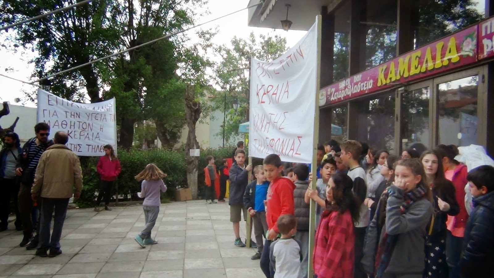 Κίνημα Δεν Πληρώνω: Συγκέντρωση διαμαρτυρίας ενάντια στην κεραία κινητής τηλεφωνίας που έχει τοποθετηθεί δίπλα στο σχολείο του Αγίου Στεφάνου [video] - Φωτογραφία 3