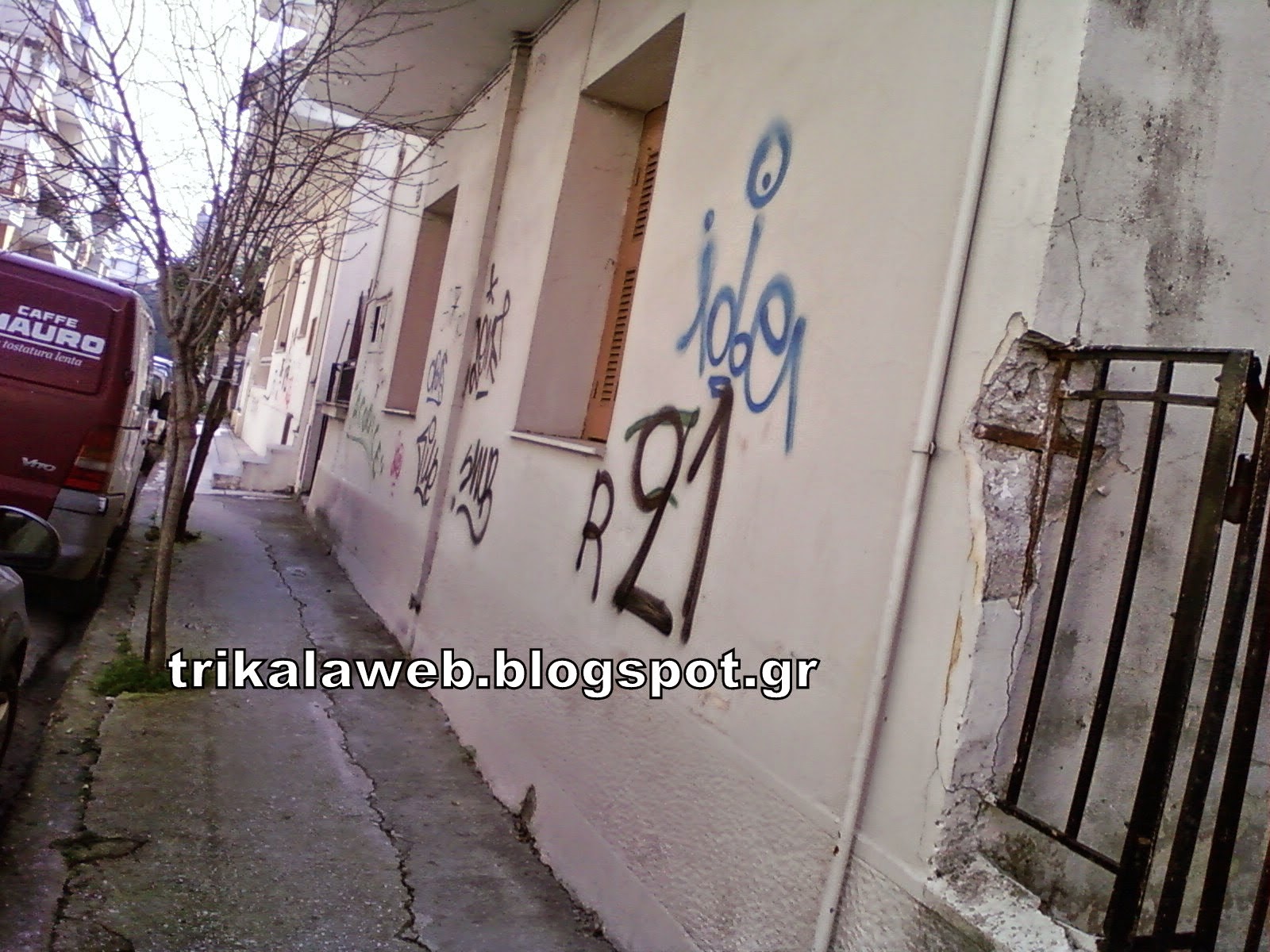 Τρίκαλα: Παιδιά κάνουν γκράφιτι στα σπίτια - Φωτογραφία 2