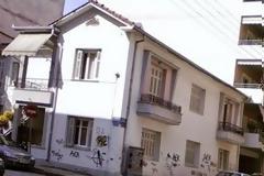 Τρίκαλα: Παιδιά κάνουν γκράφιτι στα σπίτια