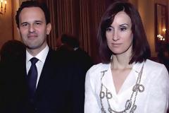 Δεν έχει ματαγίνει! Η σύζυγος Δρούτσα – ανταποκρίτρια του ΑΠΕ δίνει στεγνά την κυβέρνηση για την επική χαλκευση ανταπόκρισης!