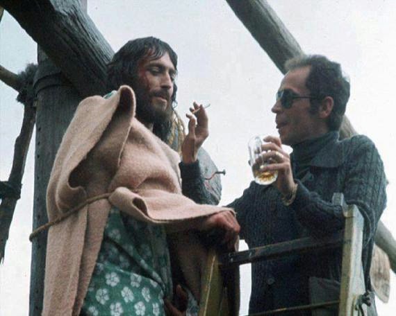 Όταν ο Ιησούς από τη Ναζαρέτ καπνίζει και πίνει πάνω στο Σταυρό! - Φωτογραφία 2