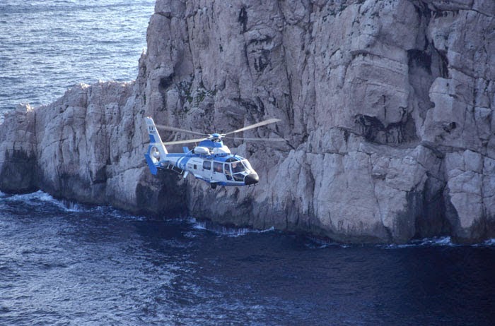 Τσακίστηκε η βάρκα του στα βράχια - Δραματική επιχείρηση διάσωσης ερασιτέχνη ψαρά - Φωτογραφία 1