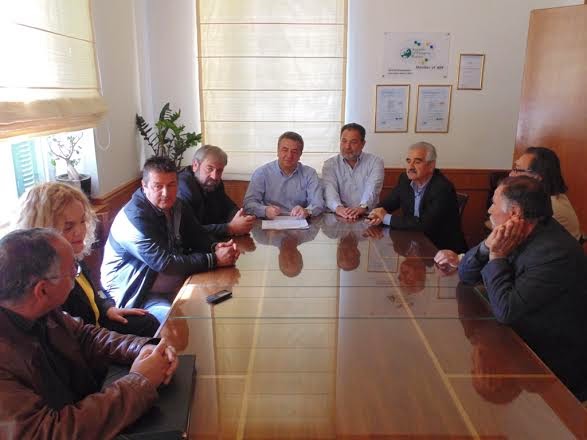 Ο Περιφερειάρχης Κρήτης, παρουσία του δημάρχου Ηρακλείου, υπέγραψε σύμβαση ύψους 1,44 εκ. ευρώ για νέα αρδευτικά δίκτυα στη αγροτική περιοχή του Τεμένους του δήμου Ηρακλείου - Φωτογραφία 1
