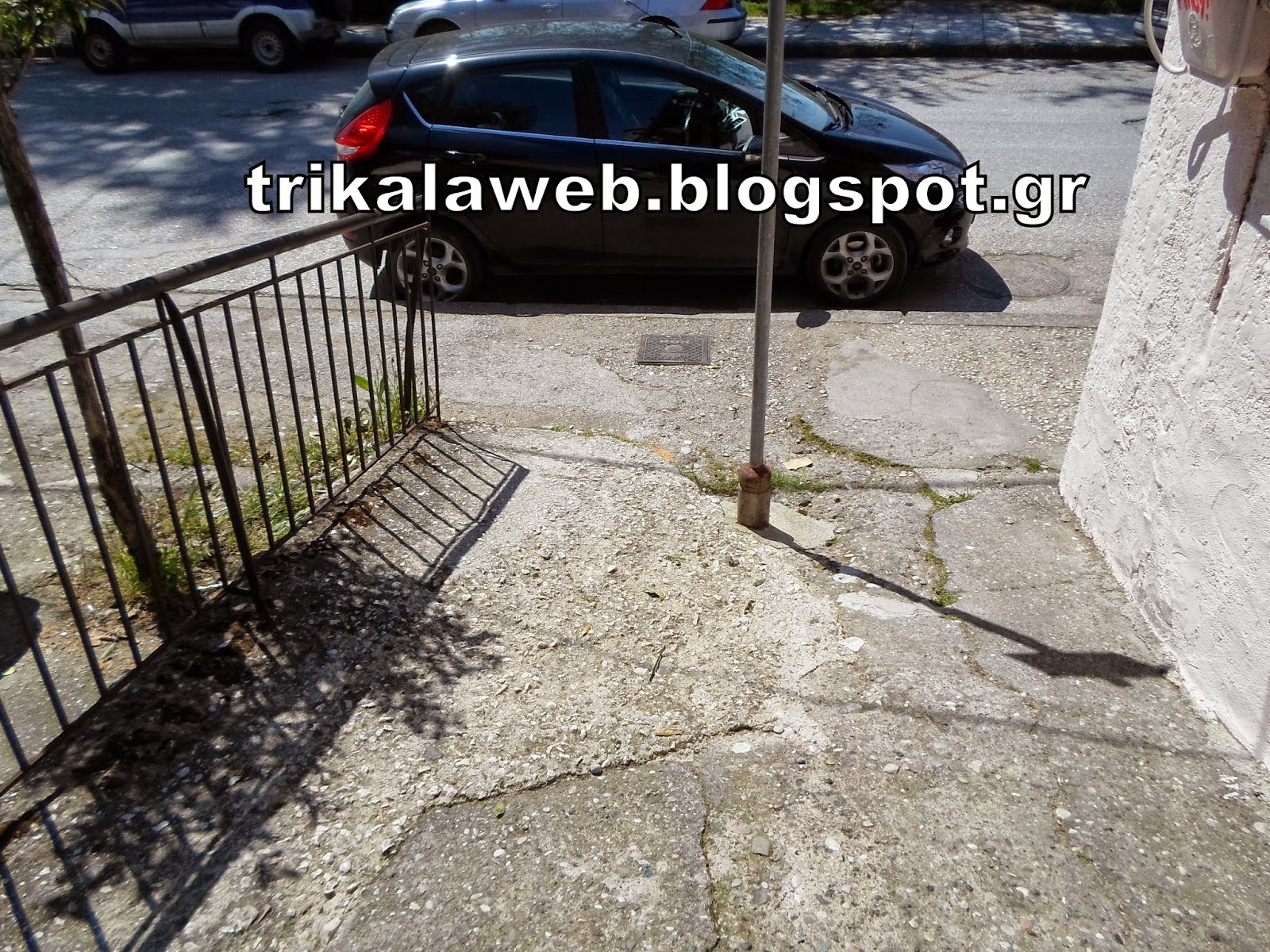 Παρκάρισμα στα Τρίκαλα που εμποδίζει τα άτομα με ειδικές ανάγκες [Photos] - Φωτογραφία 3