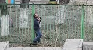 Μεθυσμένος παλεύει να περάσει έναν φράχτη! [video] - Φωτογραφία 1