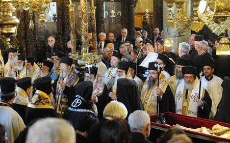 Ο Κάρολος Παπούλιας στην κηδεία του μητροπολίτη Ιωαννίνων Θεόκλητου - Φωτογραφία 1