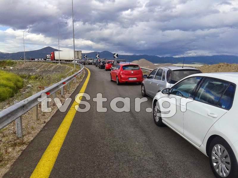 Λαμία: Λεωφορείο έμεινε πάνω στην Εθνική Οδό [Photos] - Φωτογραφία 2