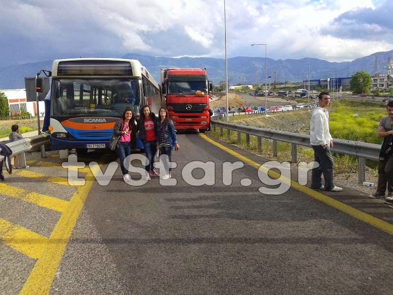 Λαμία: Λεωφορείο έμεινε πάνω στην Εθνική Οδό [Photos] - Φωτογραφία 7