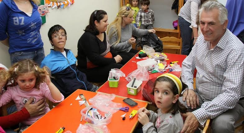 Ο Δήμαρχος Α. Παχατουρίδης έφτιαξε λαμπάδες και μοίρασε στα παιδιά και τους γονείς [photos] - Φωτογραφία 2