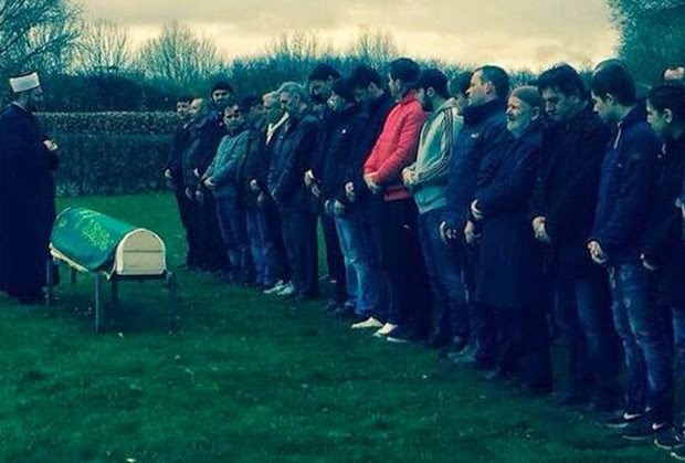 O θρήνος του Ιμπραΐμοβιτς - Συντετριμμένος ο σταρ του ποδοσφαίρου στην κηδεία του αδερφού του - Φωτογραφία 2