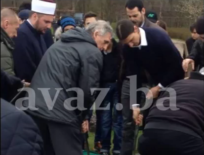 O θρήνος του Ιμπραΐμοβιτς - Συντετριμμένος ο σταρ του ποδοσφαίρου στην κηδεία του αδερφού του - Φωτογραφία 4