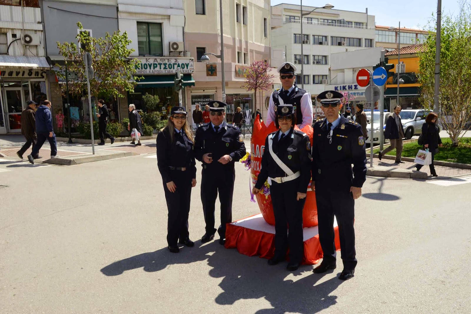 Κοζάνη: Ο τροχονόμος είχε μπει μέσα σε Πασχαλινό αυγό! [Photos] - Φωτογραφία 2