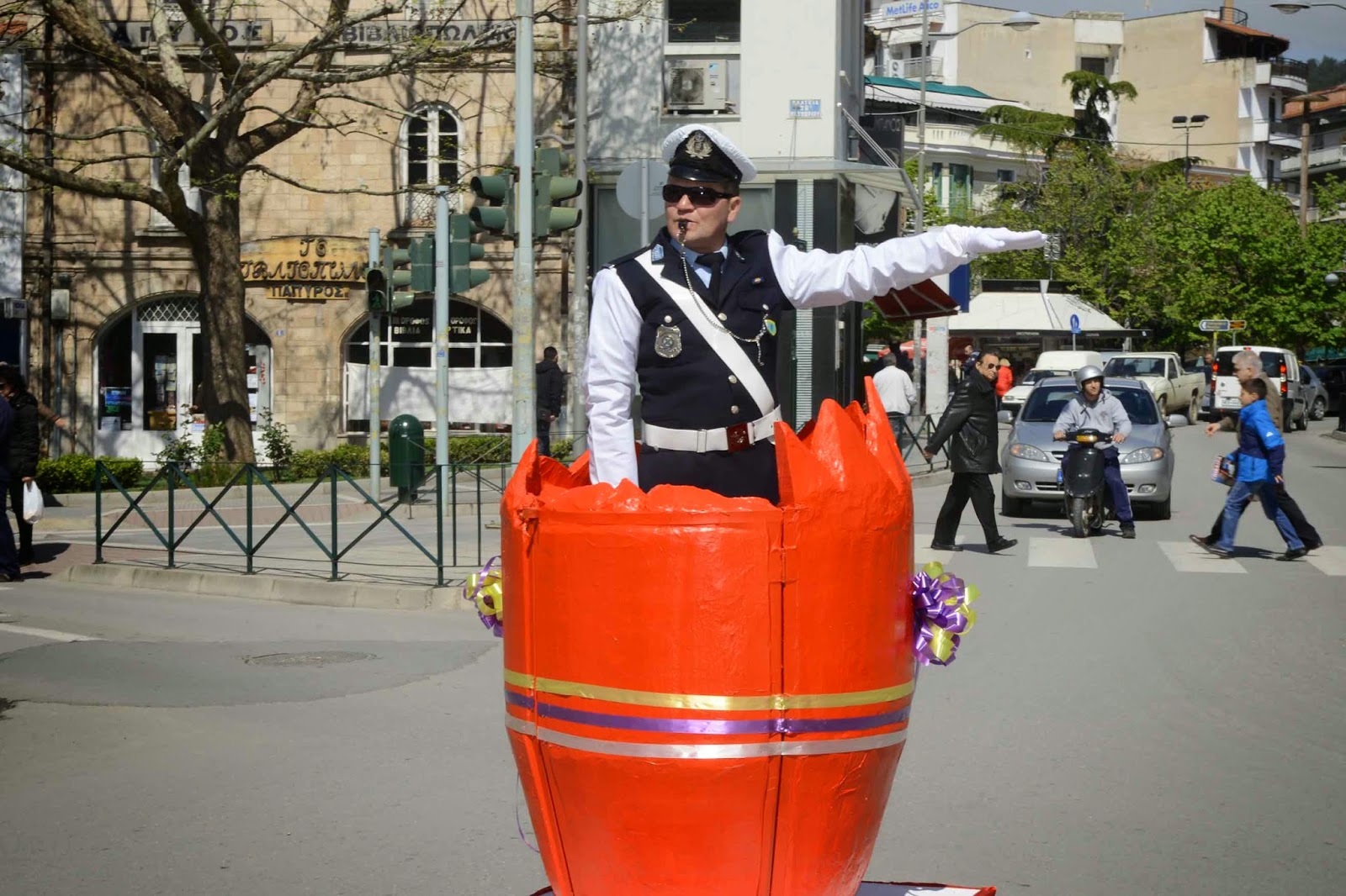 Κοζάνη: Ο τροχονόμος είχε μπει μέσα σε Πασχαλινό αυγό! [Photos] - Φωτογραφία 9