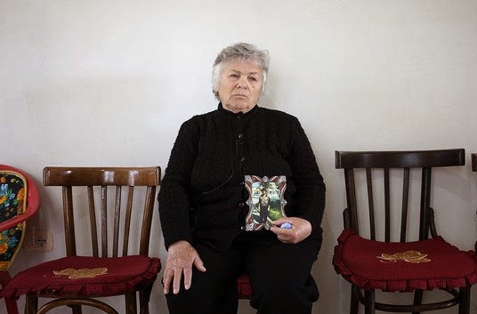 Συνομιλώντας με τη Μητέρα του Δολοφονημένου Βαρυποινίτη Ιλία Καρέλι [photos] - Φωτογραφία 1