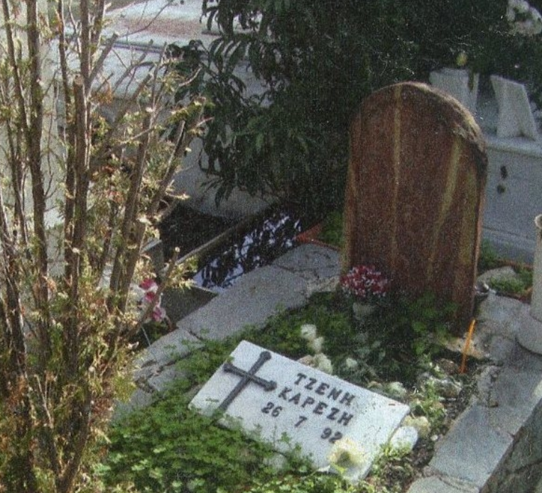 Εικόνες που προκαλούν θλίψη: Παρατημένος ο τάφος της Τζένης Καρέζη! - Φωτογραφία 3
