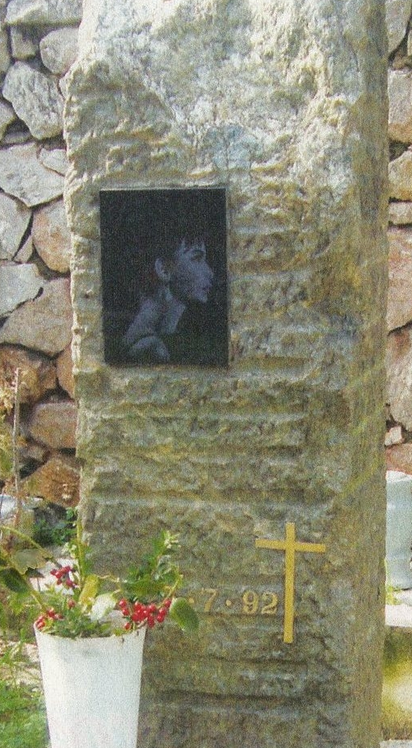 Εικόνες που προκαλούν θλίψη: Παρατημένος ο τάφος της Τζένης Καρέζη! - Φωτογραφία 4