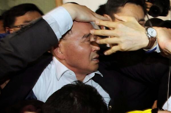 Επίθεση συγγενών αγνοουμένων στον νοτιοκορεάτη πρωθυπουργό - Φωτογραφία 1