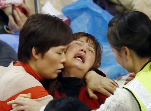 Σταύρωση χωρίς ανάσταση: “Έπνιξαν τα παιδιά μας!” - Δεν ήταν ο καπετάνιος στη γέφυρα – Θρήνος των συγγενών για τα θύματα του ναυαγίου στην Κορέα - Φωτογραφία 1