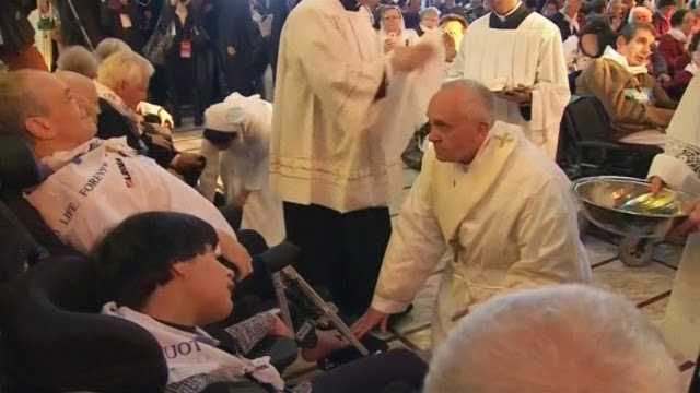 Τα πόδια δώδεκα ανθρώπων με αναπηρίες έπλυνε και φίλησε ο Πάπας Φραγκίσκος [Video] - Φωτογραφία 1