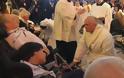 Τα πόδια δώδεκα ανθρώπων με αναπηρίες έπλυνε και φίλησε ο Πάπας Φραγκίσκος [Video]