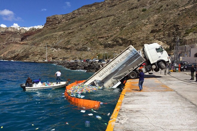Απίστευτο ατύχημα στη Σαντορίνη: Νταλίκα κρέμεται στον αέρα - Η μισή είναι στη θάλασσα - Φωτογραφία 1