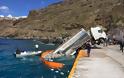Απίστευτο ατύχημα στη Σαντορίνη: Νταλίκα κρέμεται στον αέρα - Η μισή είναι στη θάλασσα