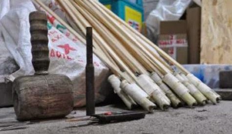 Πώς φτιάχνουν τις πασχαλιάτικες ρουκέτες στο Βροντάδο της Χίου [video] - Φωτογραφία 1