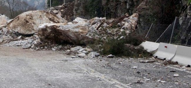 Ναύπακτος: Πτώση βράχου στην Παλιοβούνα - Φωτογραφία 1