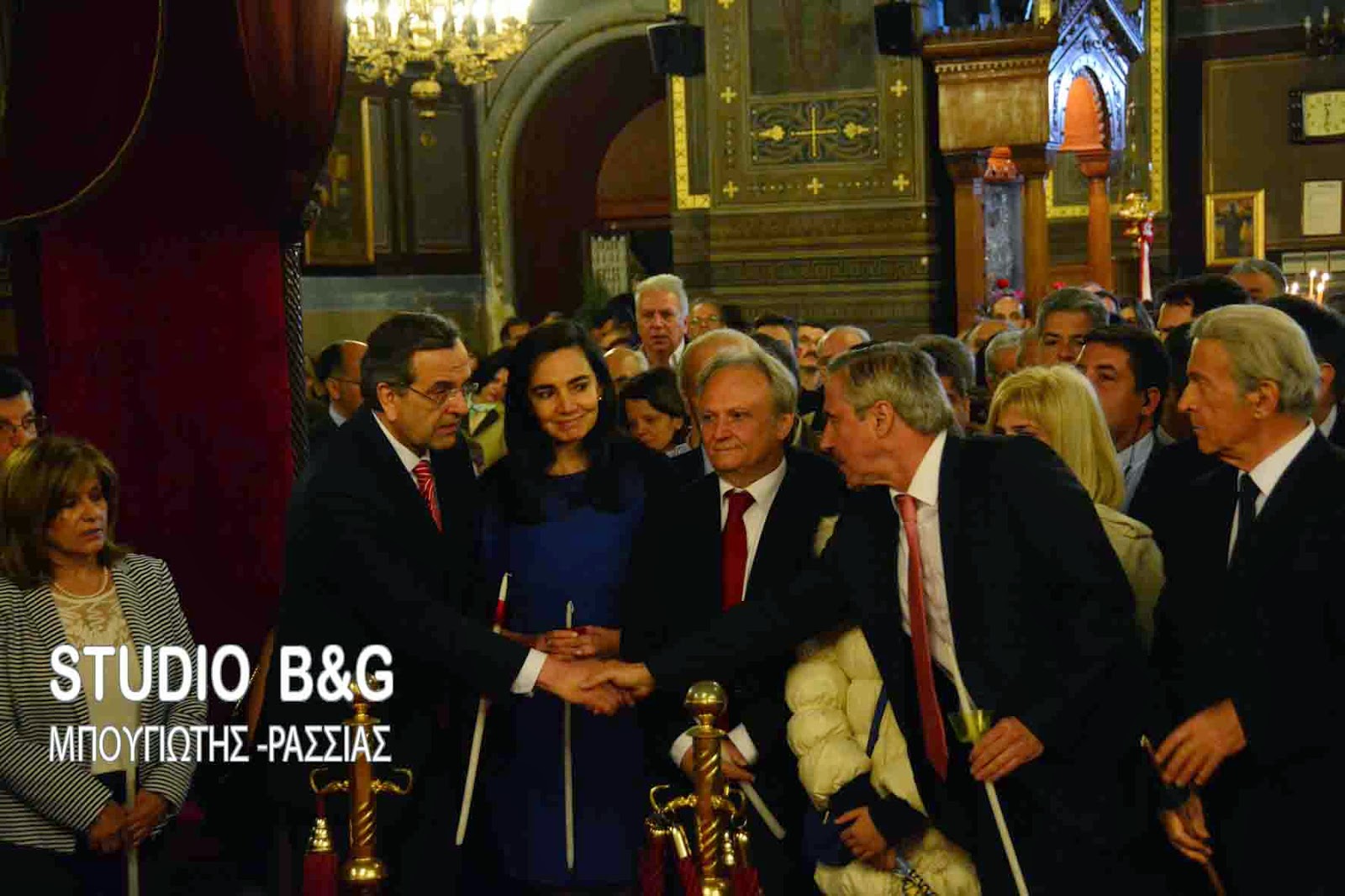 Στον ιερό ναό του Αγίου Γεωργίου στο Ναύπλιο έκανε ανάσταση ο πρωθυπουργός Αντώνης Σαμαράς με τη σύζυγο του - Φωτογραφία 6