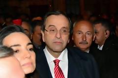Στον ιερό ναό του Αγίου Γεωργίου στο Ναύπλιο έκανε ανάσταση ο πρωθυπουργός Αντώνης Σαμαράς με τη σύζυγο του