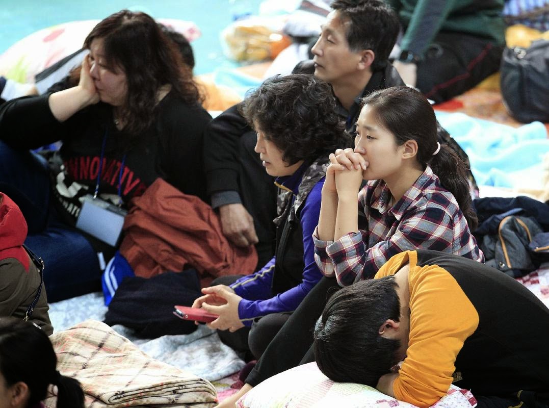 «Ξύπνα, σε παρακαλώ» - Ραγίζουν καρδιές στη Ν. Κορέα με τις σορούς από το ναυάγιο να φτάνουν στην ακτή - Φωτογραφία 10