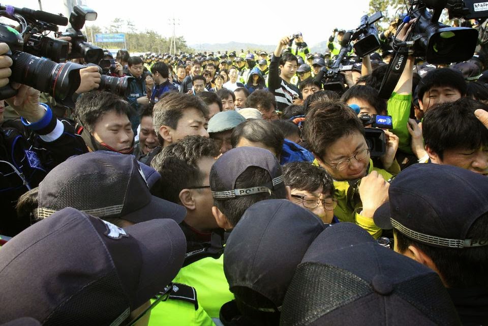 «Ξύπνα, σε παρακαλώ» - Ραγίζουν καρδιές στη Ν. Κορέα με τις σορούς από το ναυάγιο να φτάνουν στην ακτή - Φωτογραφία 3