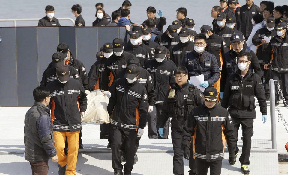 «Ξύπνα, σε παρακαλώ» - Ραγίζουν καρδιές στη Ν. Κορέα με τις σορούς από το ναυάγιο να φτάνουν στην ακτή - Φωτογραφία 5