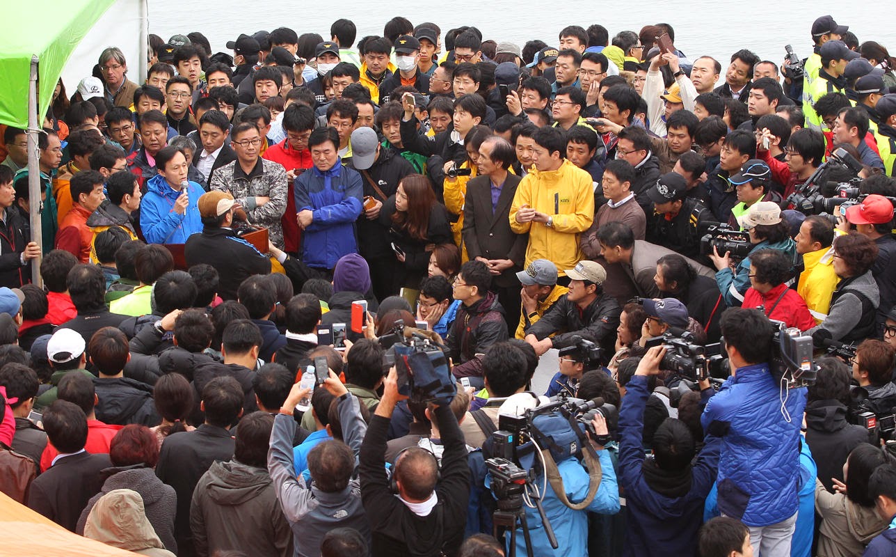 «Ξύπνα, σε παρακαλώ» - Ραγίζουν καρδιές στη Ν. Κορέα με τις σορούς από το ναυάγιο να φτάνουν στην ακτή - Φωτογραφία 8