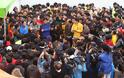 «Ξύπνα, σε παρακαλώ» - Ραγίζουν καρδιές στη Ν. Κορέα με τις σορούς από το ναυάγιο να φτάνουν στην ακτή - Φωτογραφία 8