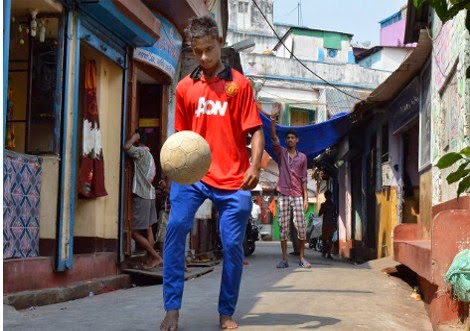 16χρονος από φτωχογειτονιά της Ινδίας στο Ολντ Τράφορντ για προπόνηση! [photos] - Φωτογραφία 1