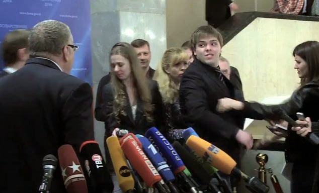 Χυδαία φραστική επίθεση Ρώσου πολιτικού σε έγκυο δημοσιογράφο - Ζήτησε από τους βοηθούς του να τη βιάσουν - Φωτογραφία 6