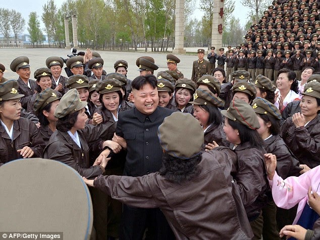 Οι γυναίκες στη Βόρεια Κορέα κάνουν σαν τρελές για τον Κιμ Γιονγκ Ουν - Φωτογραφία 1