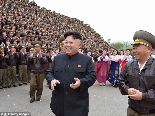 Οι γυναίκες στη Βόρεια Κορέα κάνουν σαν τρελές για τον Κιμ Γιονγκ Ουν - Φωτογραφία 2