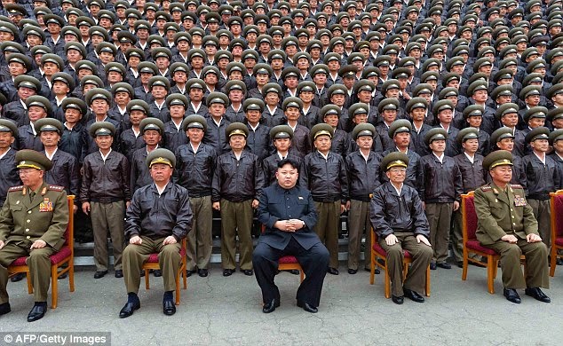 Οι γυναίκες στη Βόρεια Κορέα κάνουν σαν τρελές για τον Κιμ Γιονγκ Ουν - Φωτογραφία 3