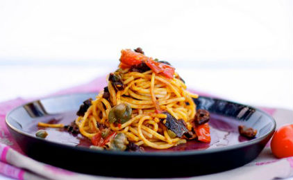 Η συνταγή της ημέρας: Σπαγγέτι με σάλτσα ντομάτας και ελιές - Φωτογραφία 1