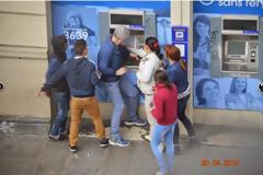 Το καινούργιο τσιγγάνικο κόλπο για να σας κλέβουν στο ATM [photos]