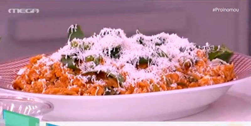 Ο Άκης Πετρετζίκης μαγειρεύει κριθαρότο με σπανάκι - Φωτογραφία 1