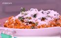 Ο Άκης Πετρετζίκης μαγειρεύει κριθαρότο με σπανάκι