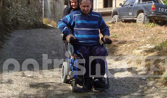 Δεν μπορεί να βγει βόλτα με το αναπηρικό του καροτσάκι εξαιτίας του δρόμου - Φωτογραφία 1