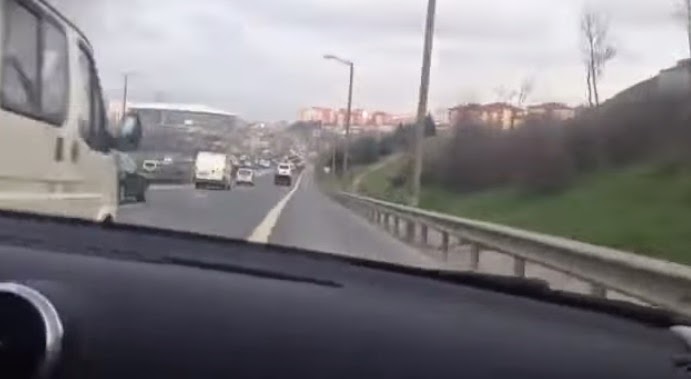 Τούρκος οδηγός... δολοφόνος κυκλοφορεί ελεύθερος στους δρόμους... Δείτε τι κάνει ο ψυχάκιας! [Video] - Φωτογραφία 1