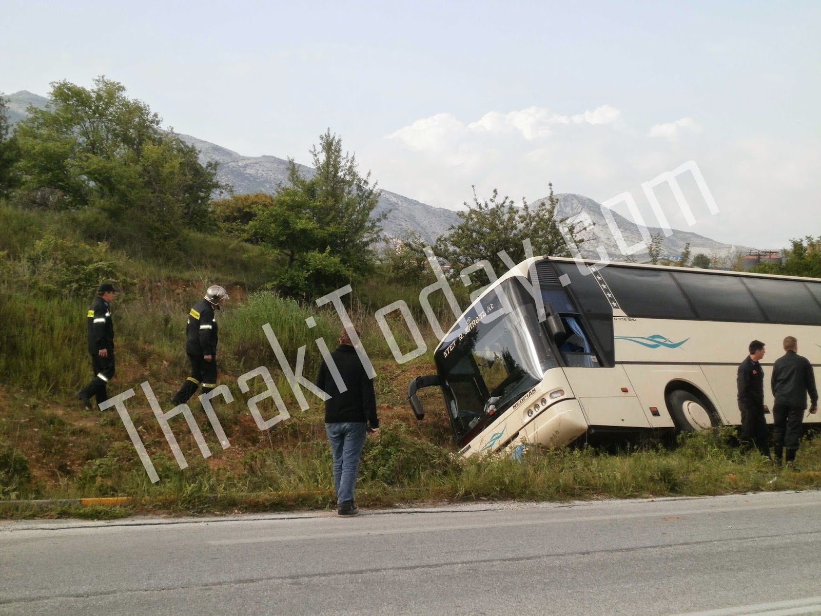 ΠΡΙΝ ΛΙΓΟ - Ανετράπη λεωφορείο του ΚΤΕΛ στην Ξάνθη - Φωτογραφία 2