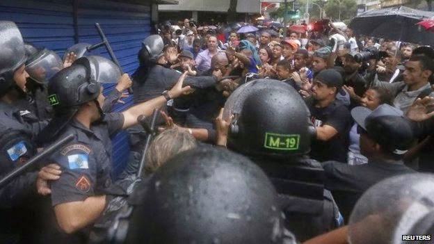 Νέα βίαια επεισόδια στη Βραζιλία. Με χημικά και πλαστικές σφαίρες απαντούσαν οι αστυνομικοί στους διαδηλωτές που τους φώναζαν δολοφόνους [Photos] - Φωτογραφία 1