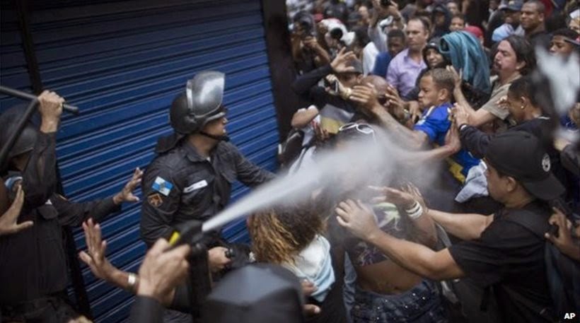 Νέα βίαια επεισόδια στη Βραζιλία. Με χημικά και πλαστικές σφαίρες απαντούσαν οι αστυνομικοί στους διαδηλωτές που τους φώναζαν δολοφόνους [Photos] - Φωτογραφία 2