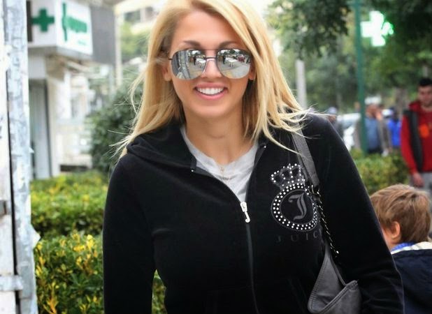 Κωνσταντίνα Σπυροπούλου: Κάνει τις βόλτες της στη Γλυφάδα με look που… σκοτώνει! [photos] - Φωτογραφία 1